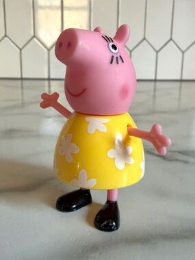 Peppa Pig Mummy Pig in Yellow Floral Dress Figure